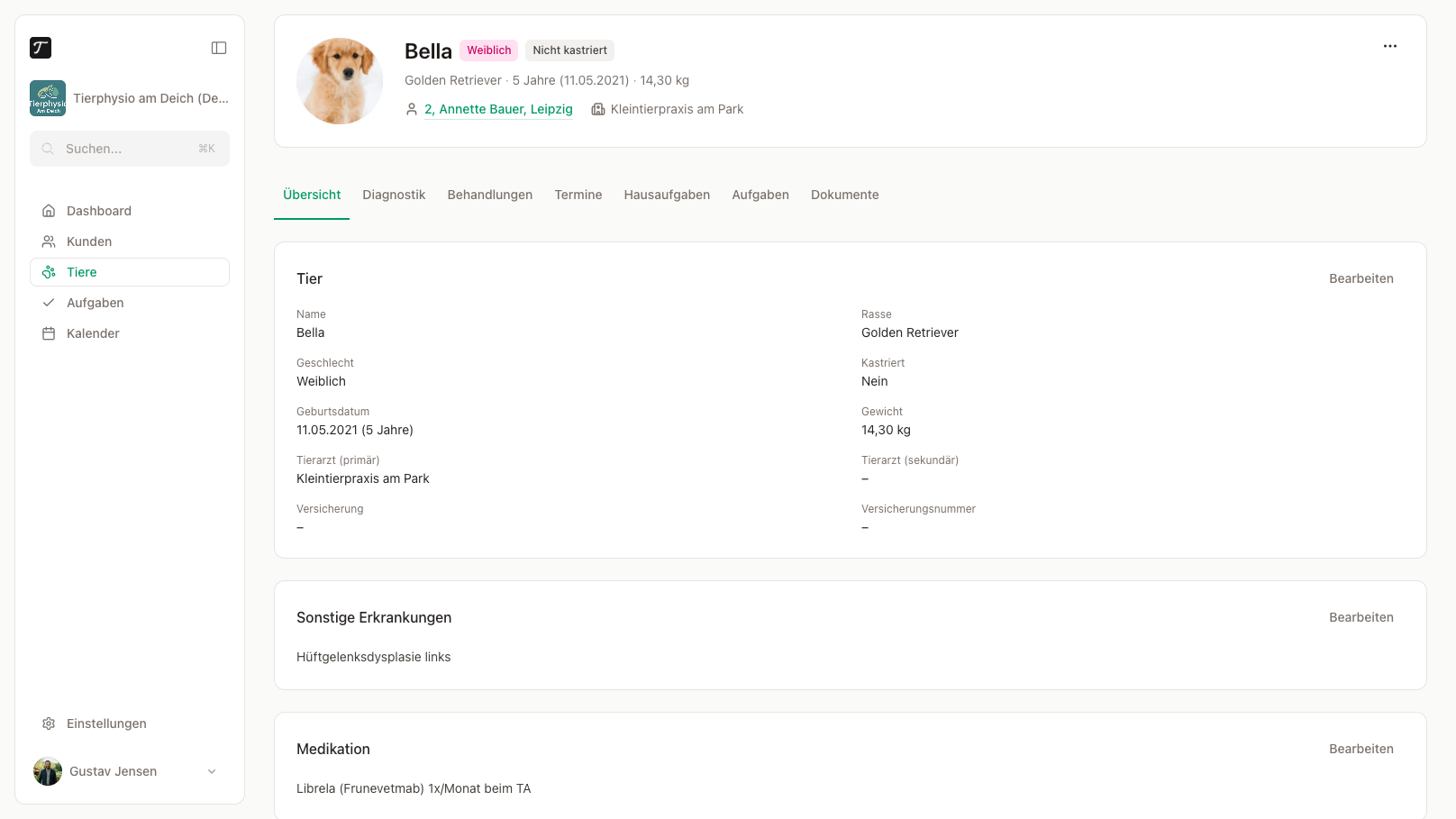Der Tab Übersicht zeigt Stammdaten, Erkrankungen, Medikation und Notizen — alle Abschnitte inline bearbeitbar.